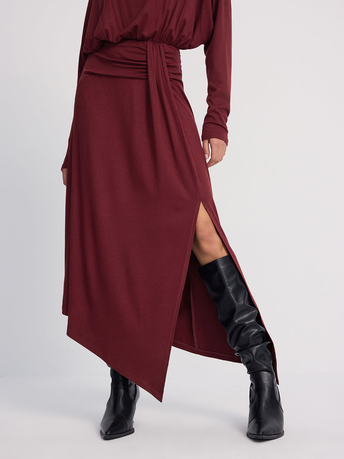 Robe longue fendue drapée à manches longues
