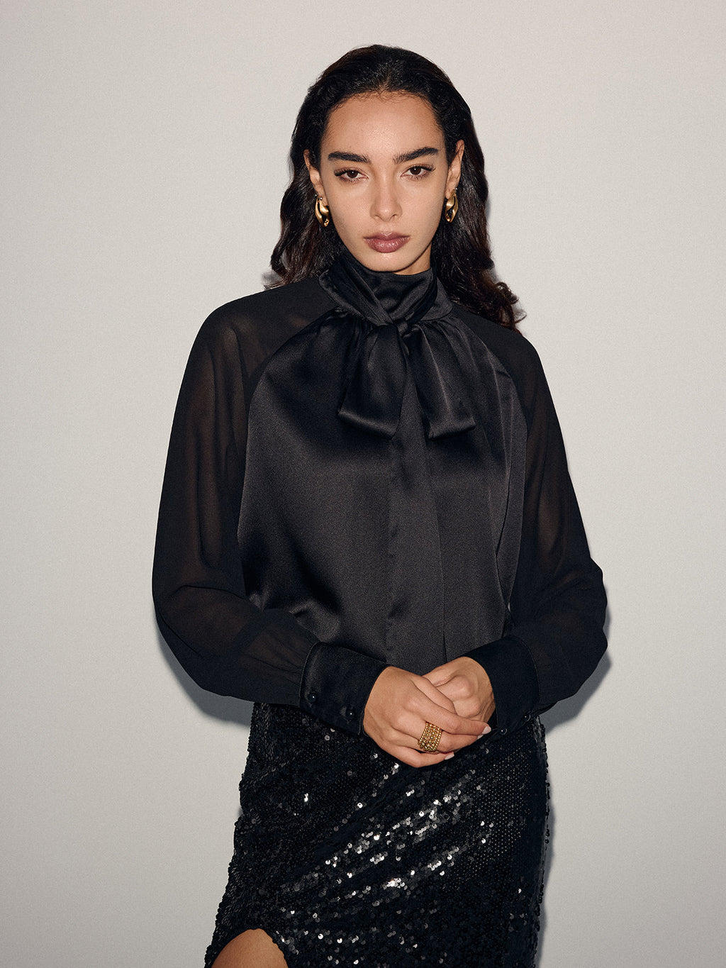 Satinbluse mit Schleife und transparenten Ärmeln