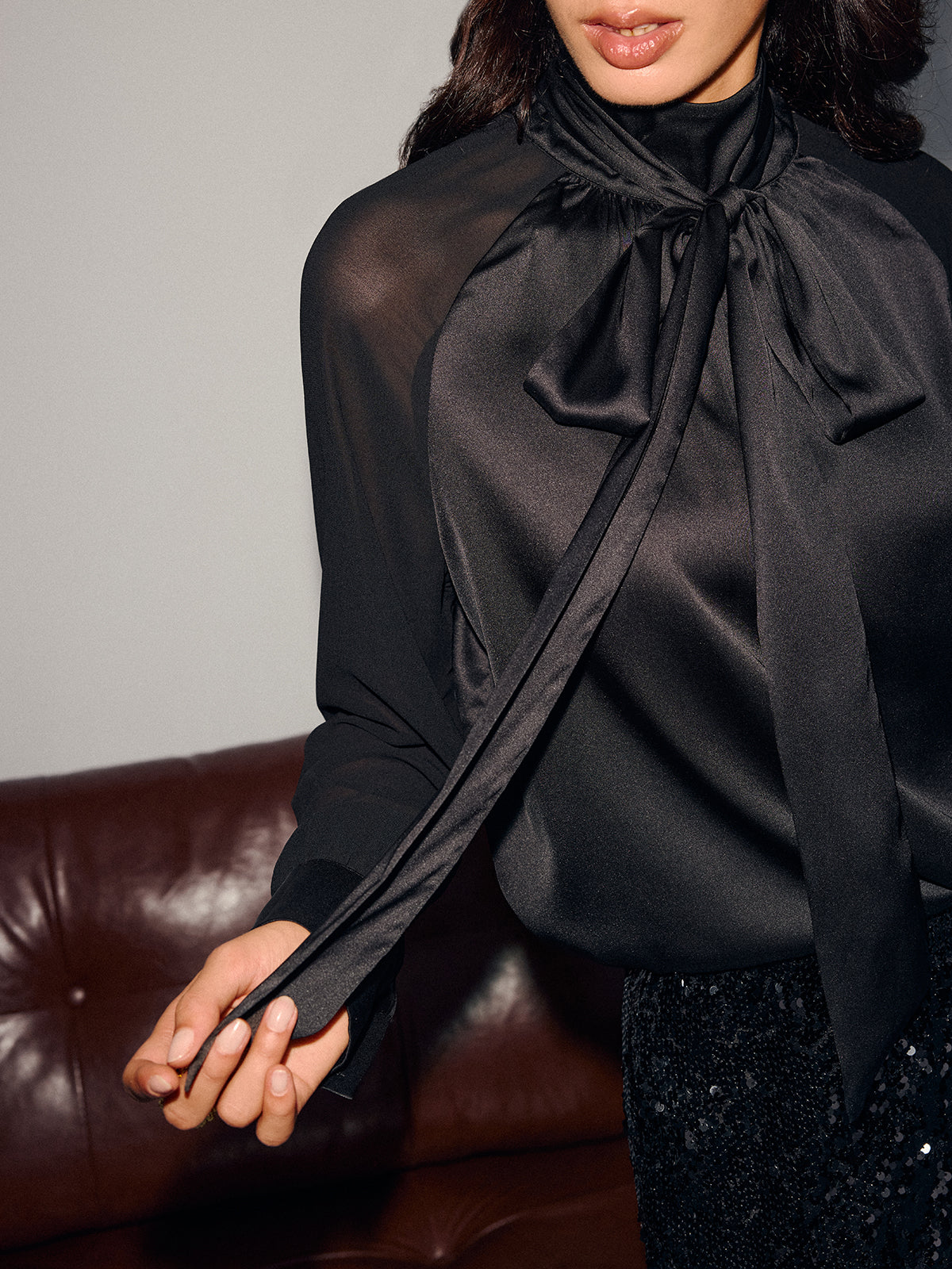 Satinbluse mit Schleife und transparenten Ärmeln