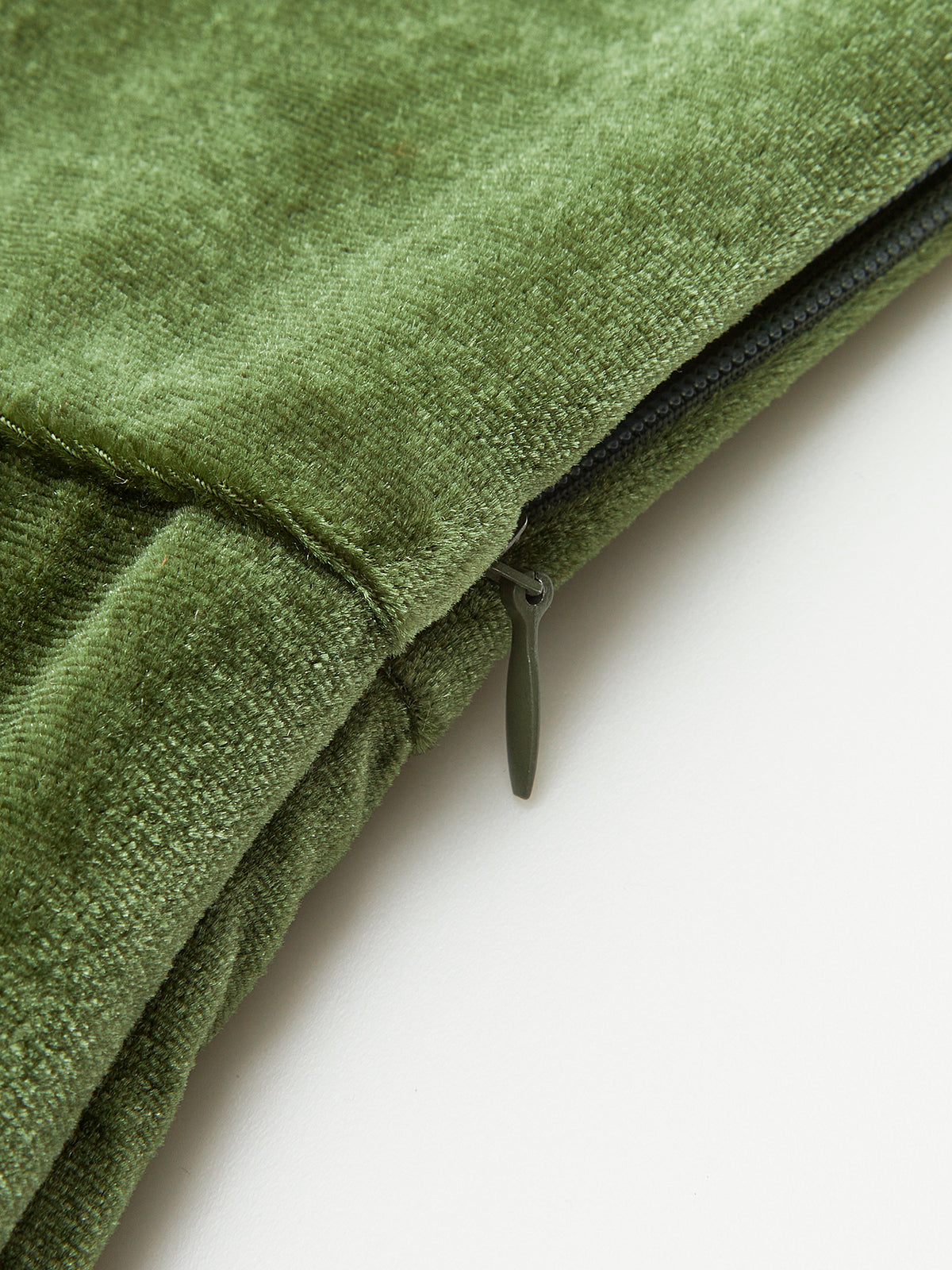 Ärmelloses asymmetrisches Samtkleid