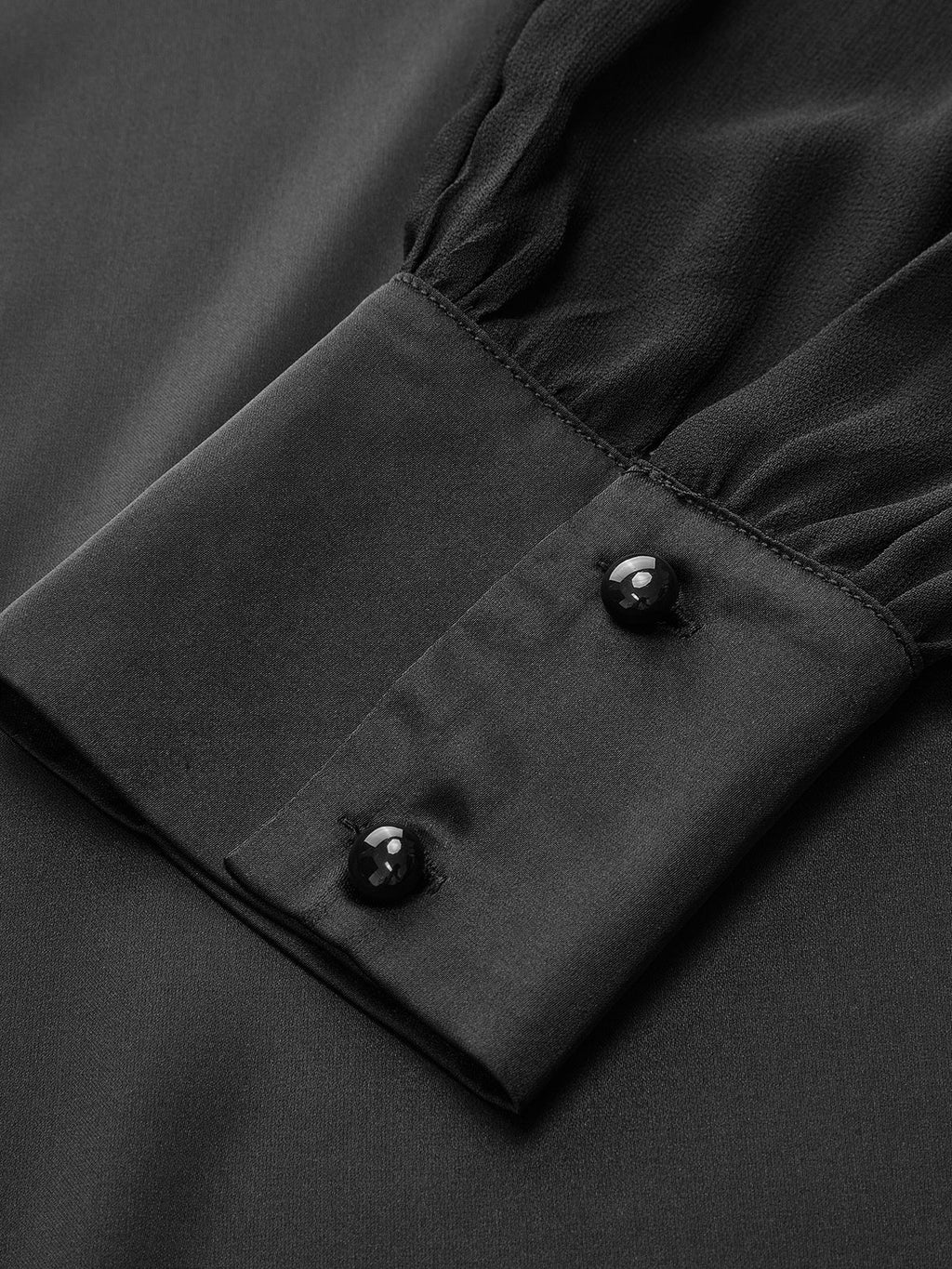 Satinbluse mit Schleife und transparenten Ärmeln