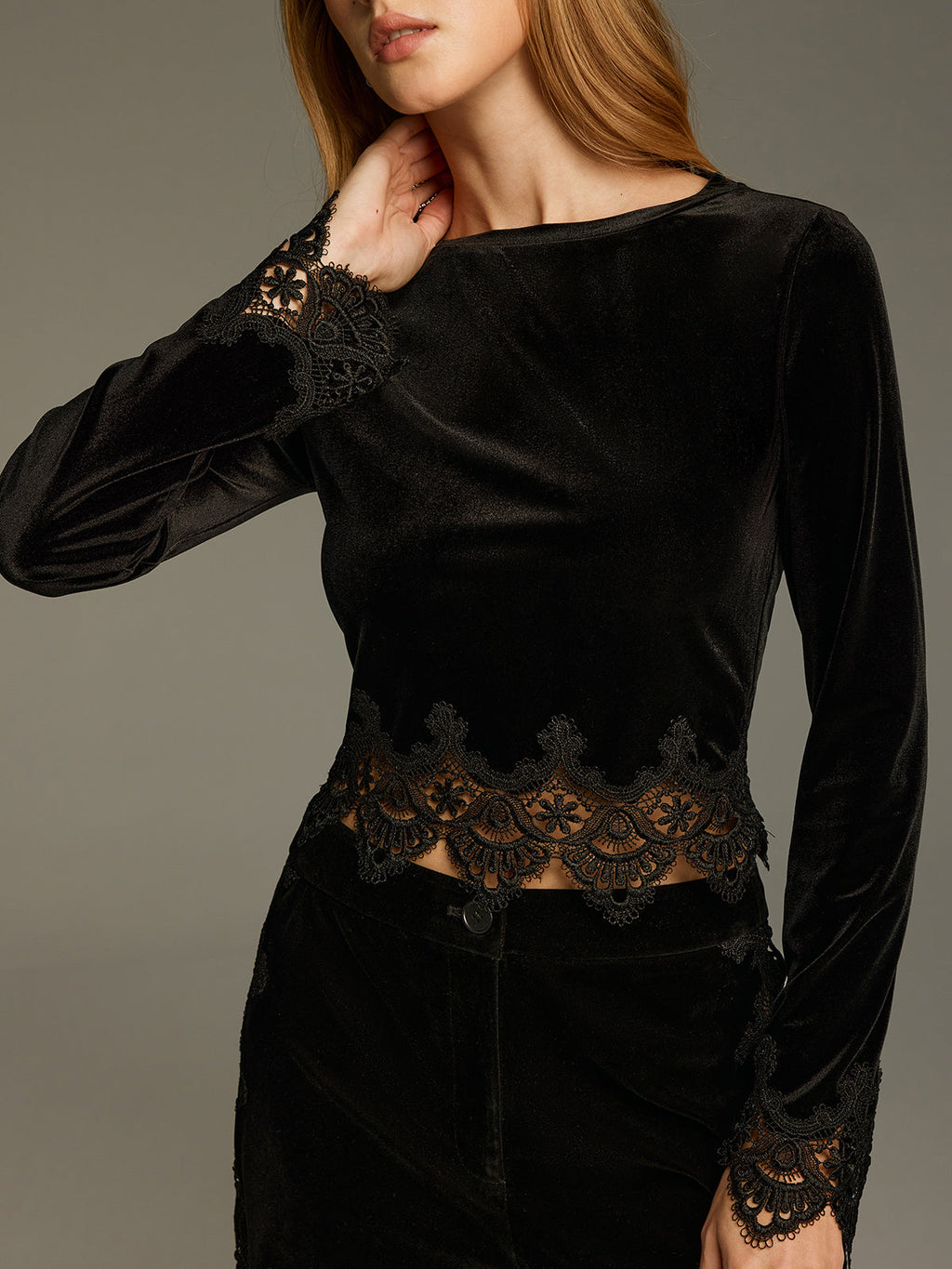 Samt-Langarmshirt mit Spitzenbesatz