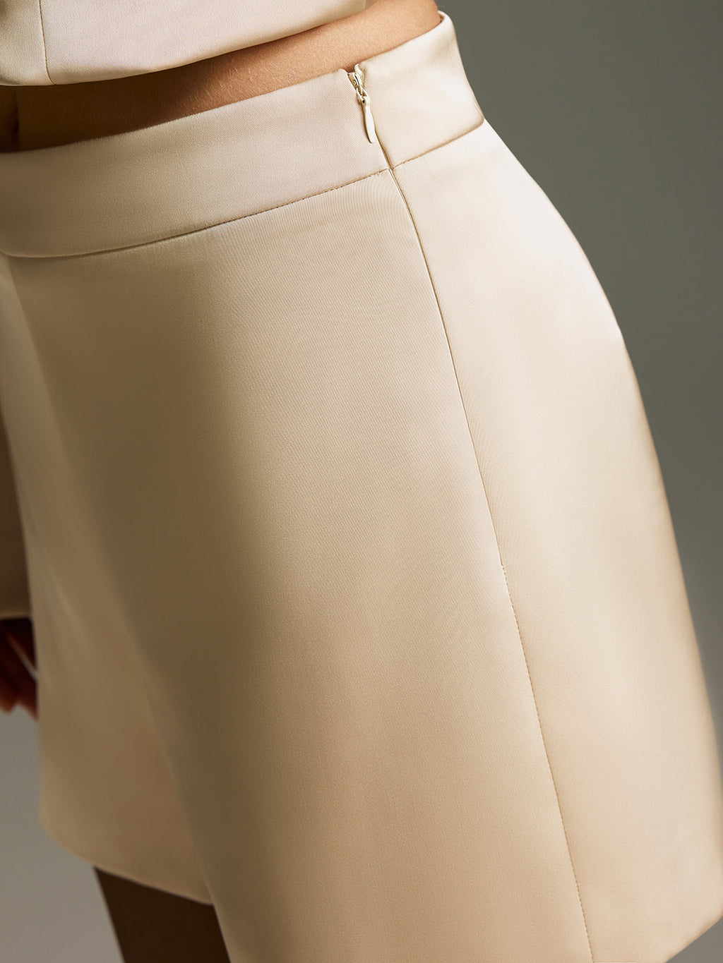 Satin-Mid-Waist-Shorts mit Bundfalten