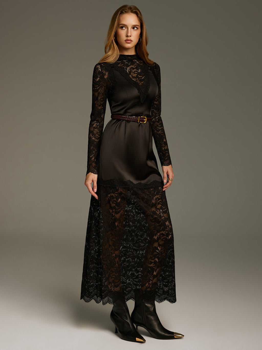 Robe longue en satin et dentelle sans ceinture