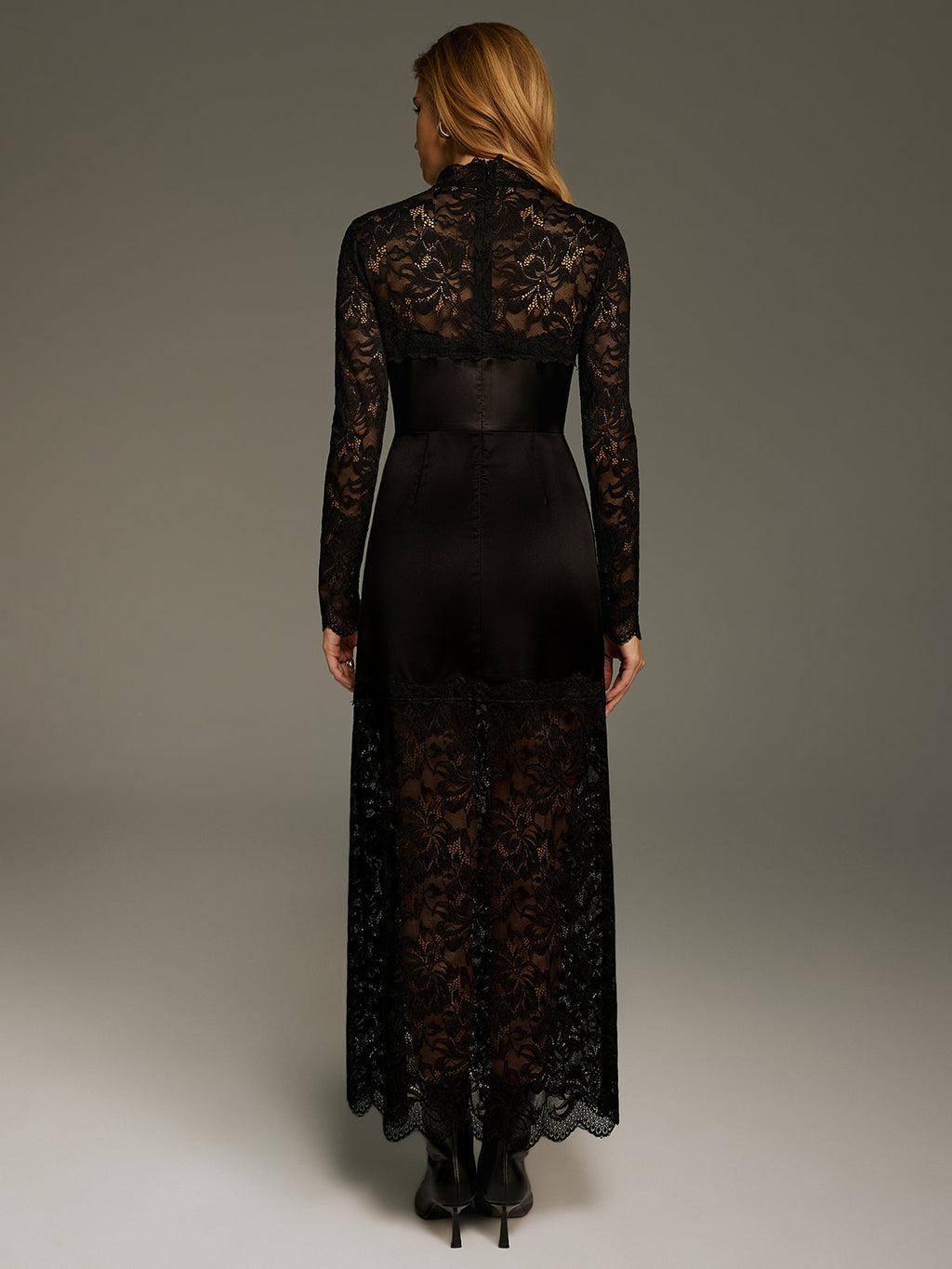 Robe longue en satin et dentelle sans ceinture