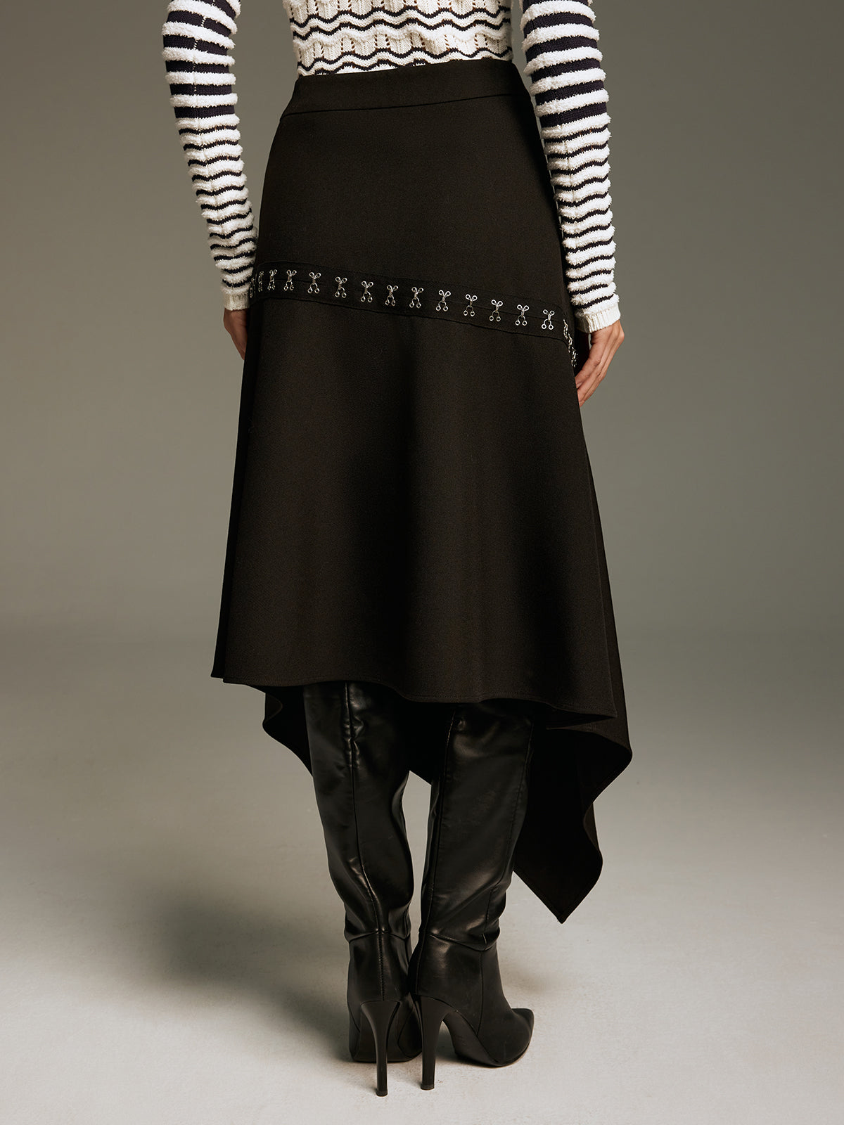 Jupe asymétrique avec détail de fermoir en métal
