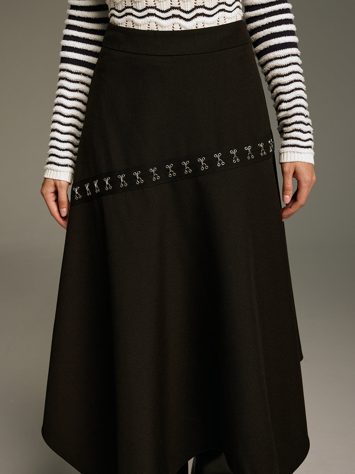 Jupe asymétrique avec détail de fermoir en métal