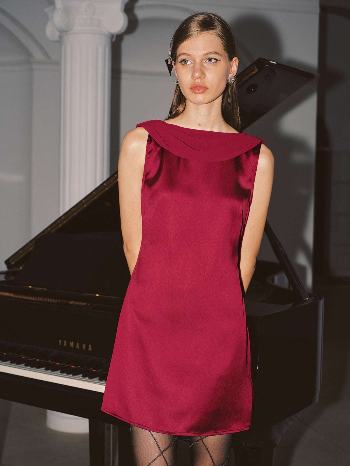 Mini-robe en satin dos nu à col bénitier