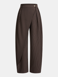 Nadelstreifen-Hose mit asymmetrischem, geschwungenem Bein