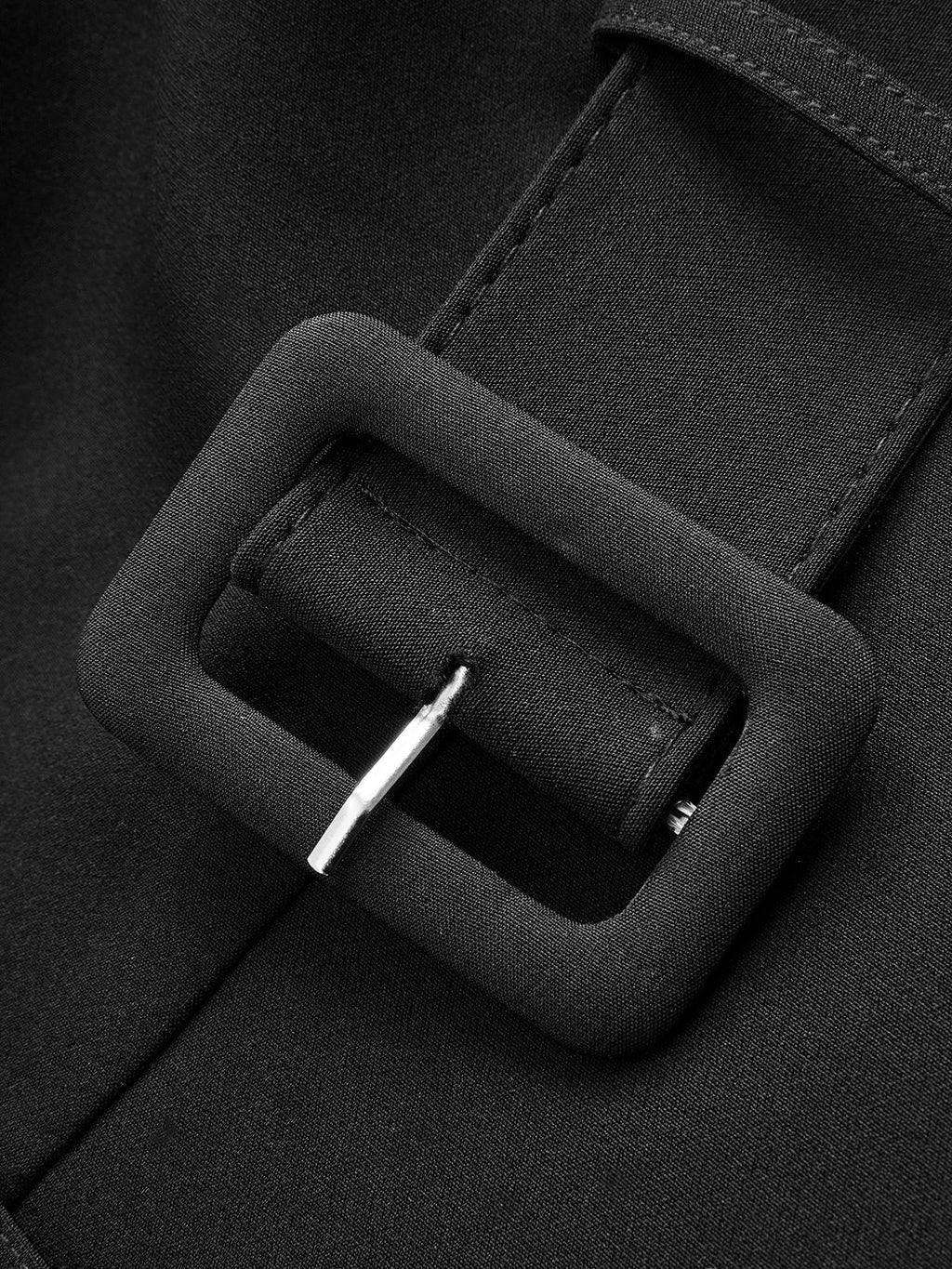 Verdrehtes Neckholder-Midikleid mit Gürtel und Falten
