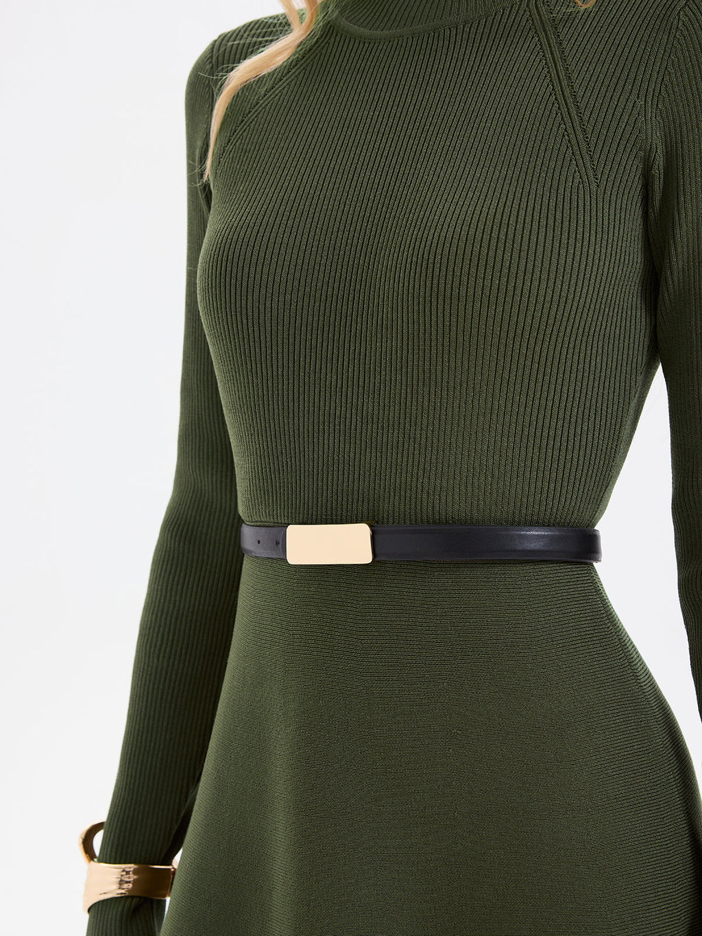 Mini-robe en maille côtelée à col roulé avec ceinture
