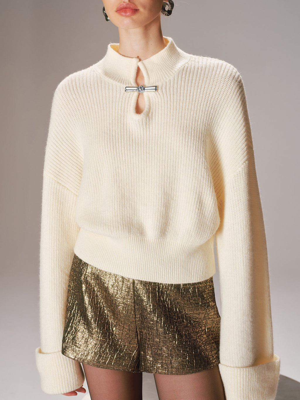 Pull en maille avec détail nœud en métal et manches à revers