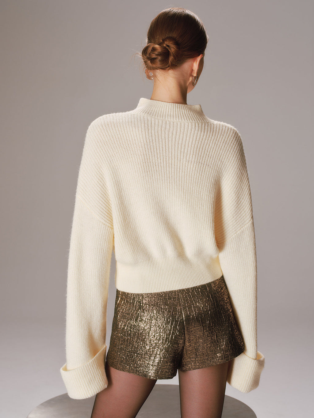 Pull en maille avec détail nœud en métal et manches à revers