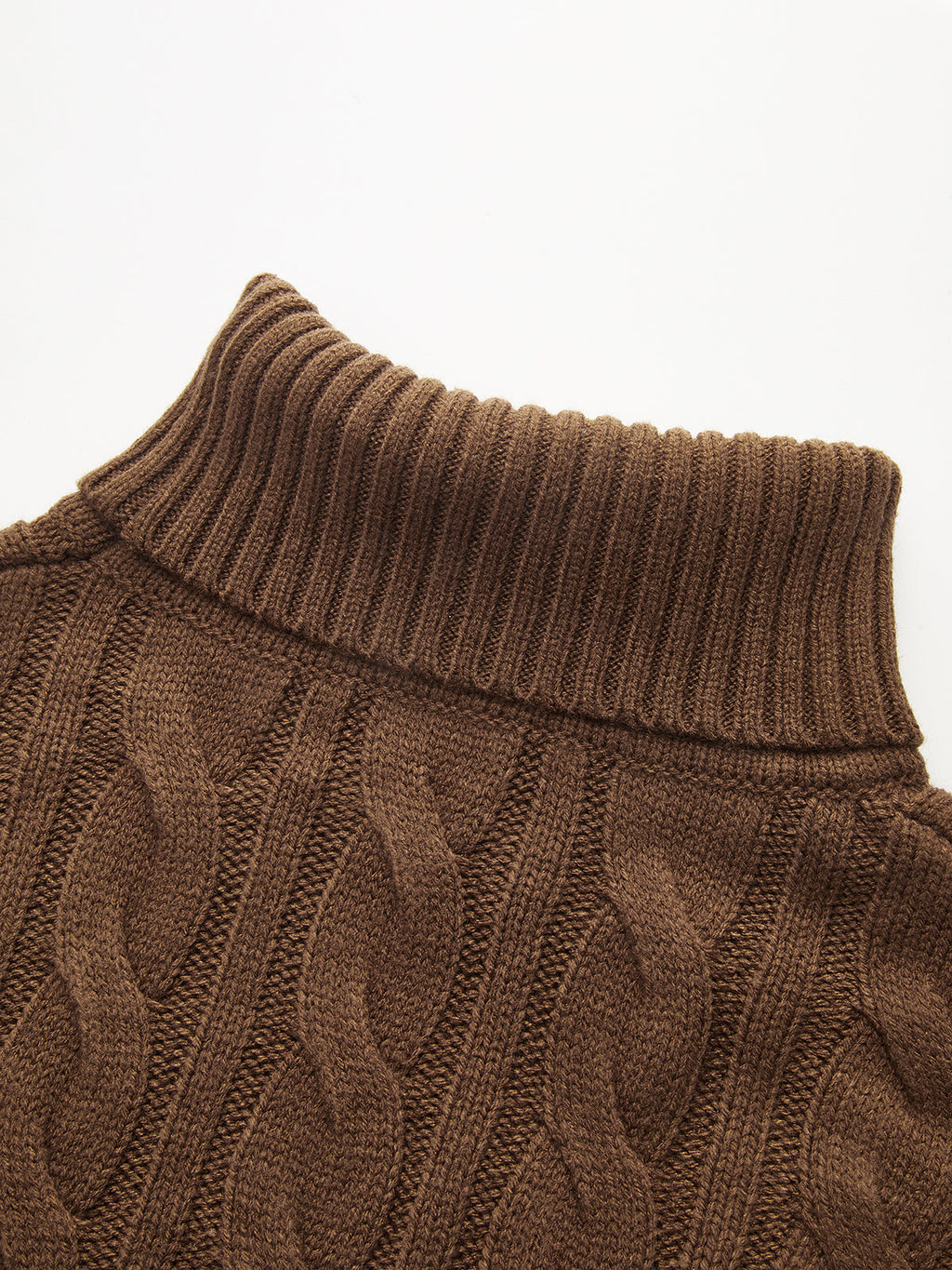 Ensemble deux pièces pull en tricot torsadé et robe nuisette en tricot
