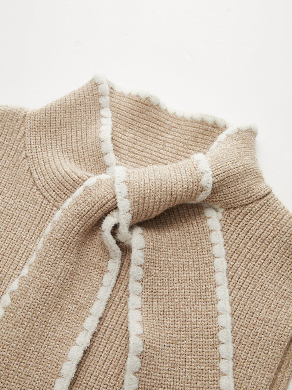 Robe en maille sans manches à col lavallière contrastant