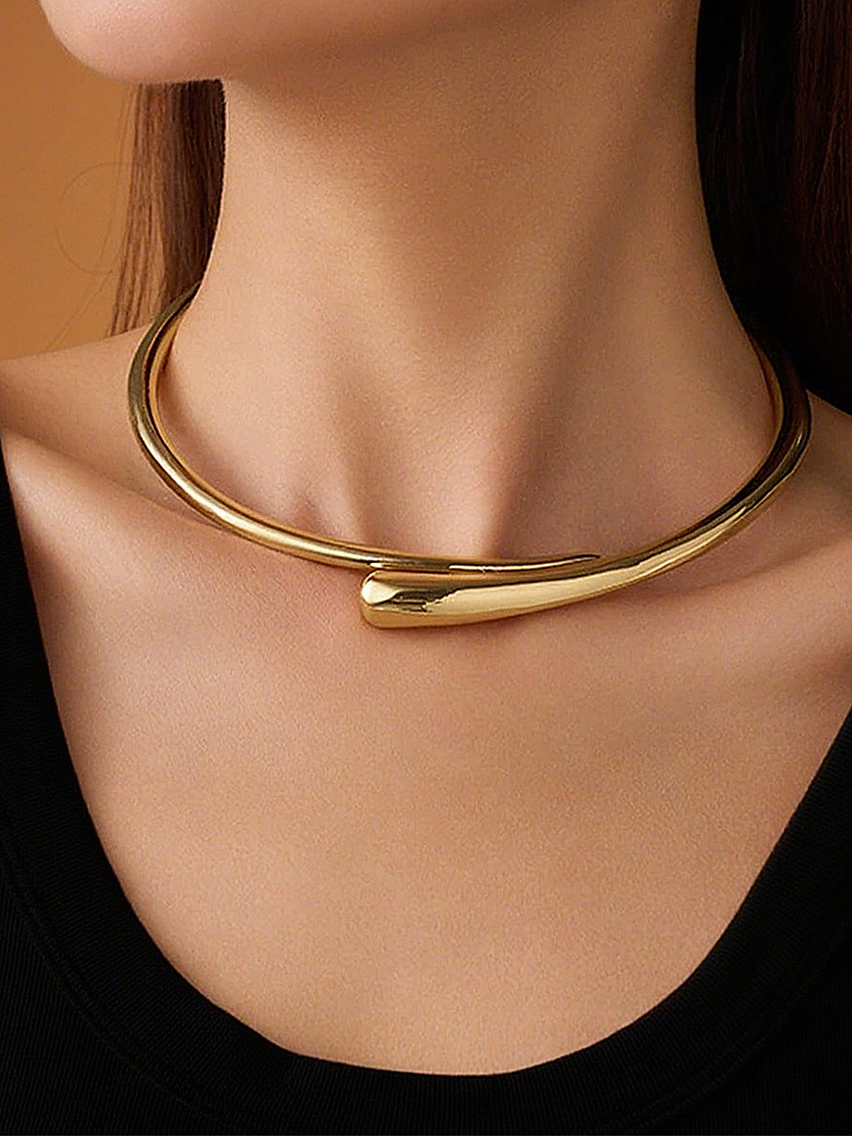Goldfarbenes offenes Halsband