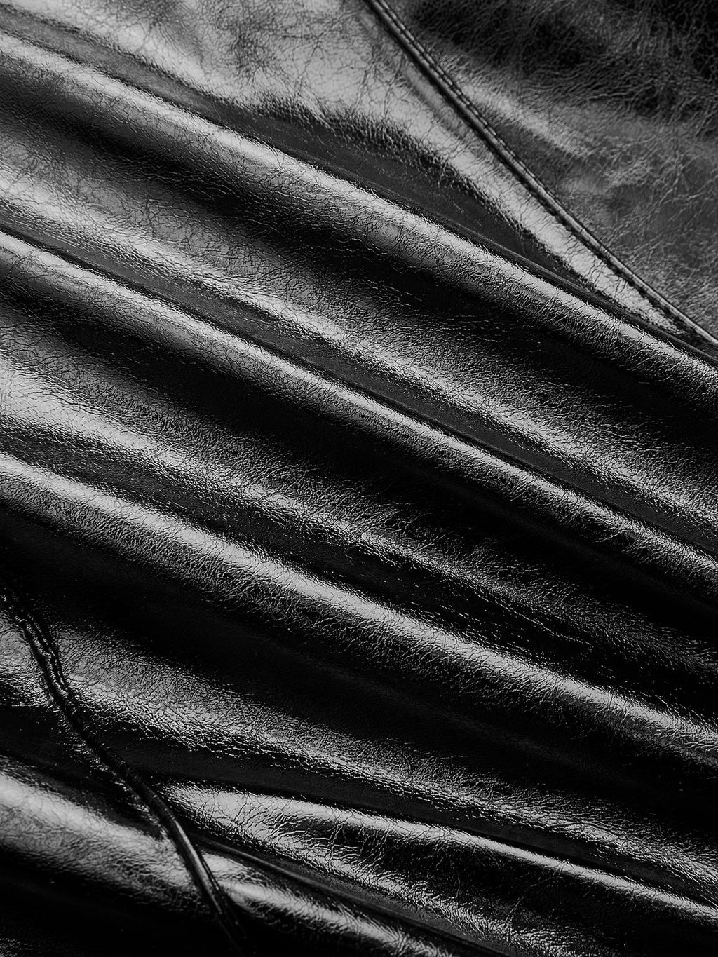 Plissiertes Langarmkleid mit Kunstlederdetails