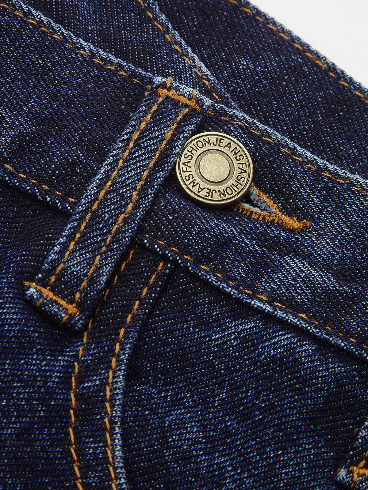 Jean à jambe incurvée et patte de boutonnage asymétrique