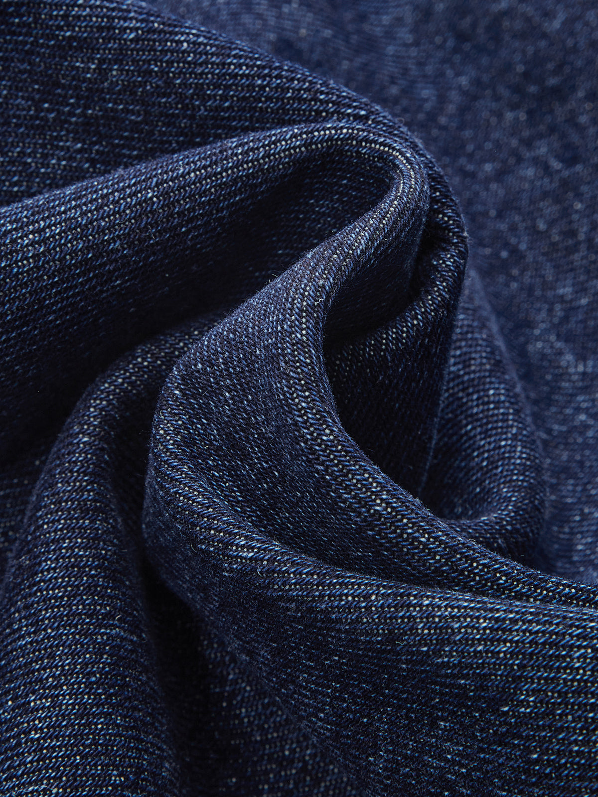 Jean à jambe incurvée et patte de boutonnage asymétrique