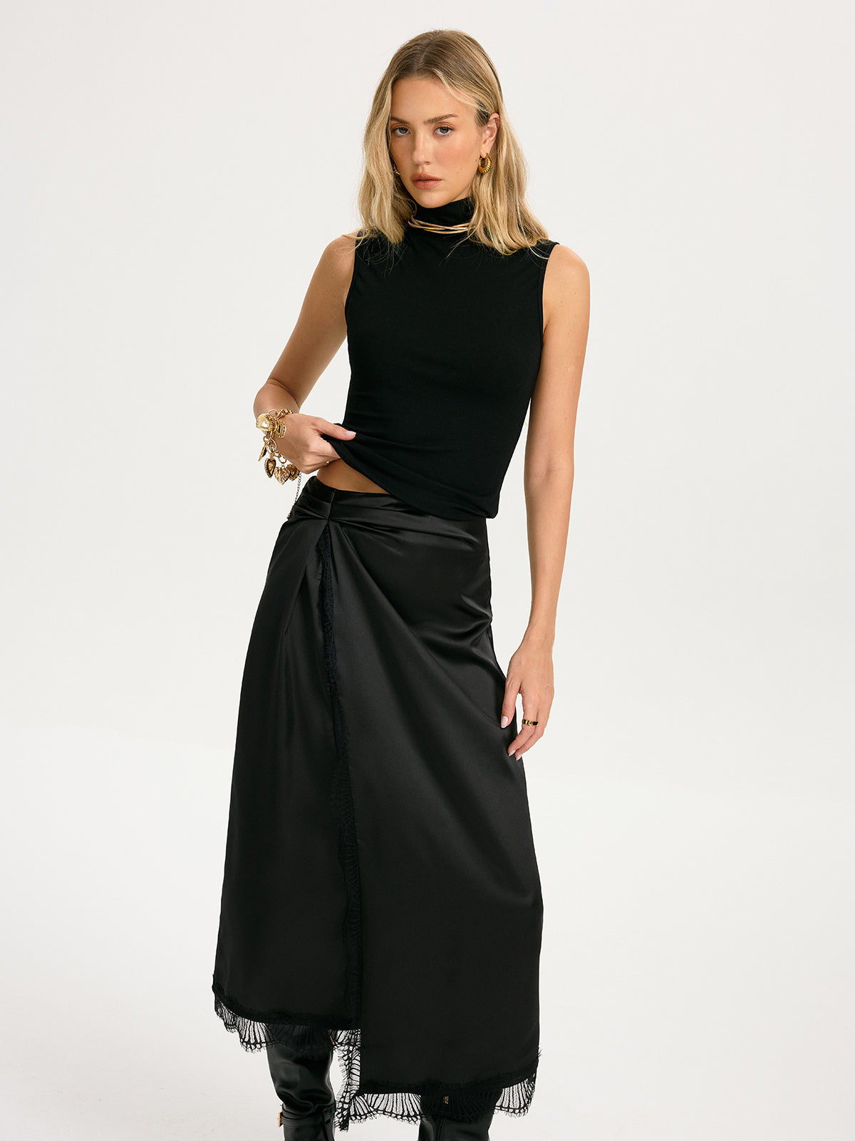 Ensemble top sans manches et jupe en satin bordée de dentelle