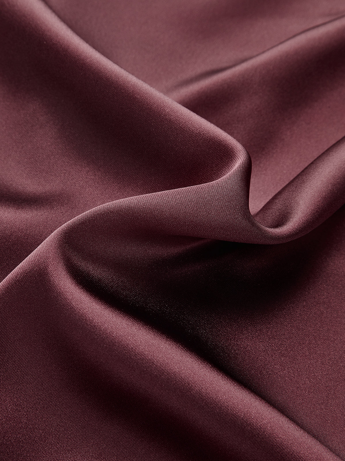 Robe froncée en satin à manches longues et épaules dénudées