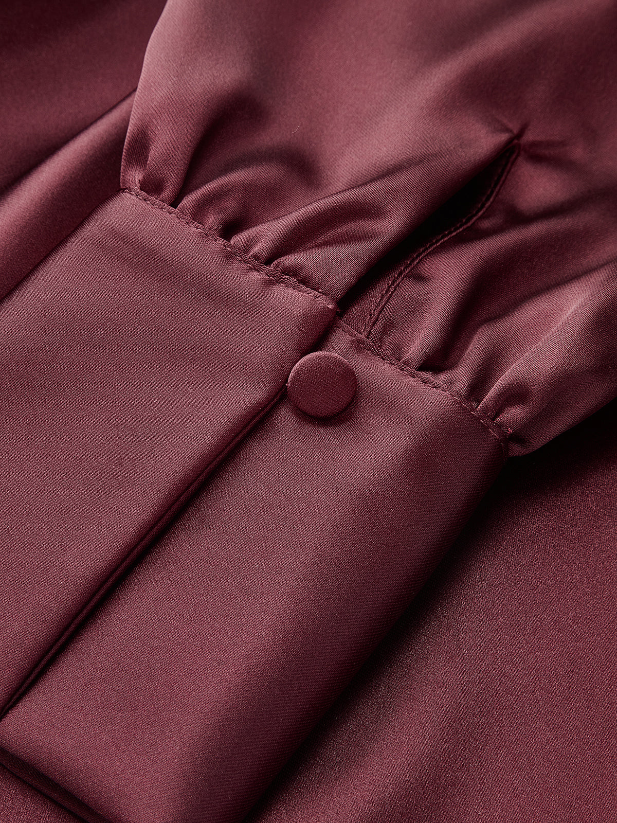 Robe froncée en satin à manches longues et épaules dénudées