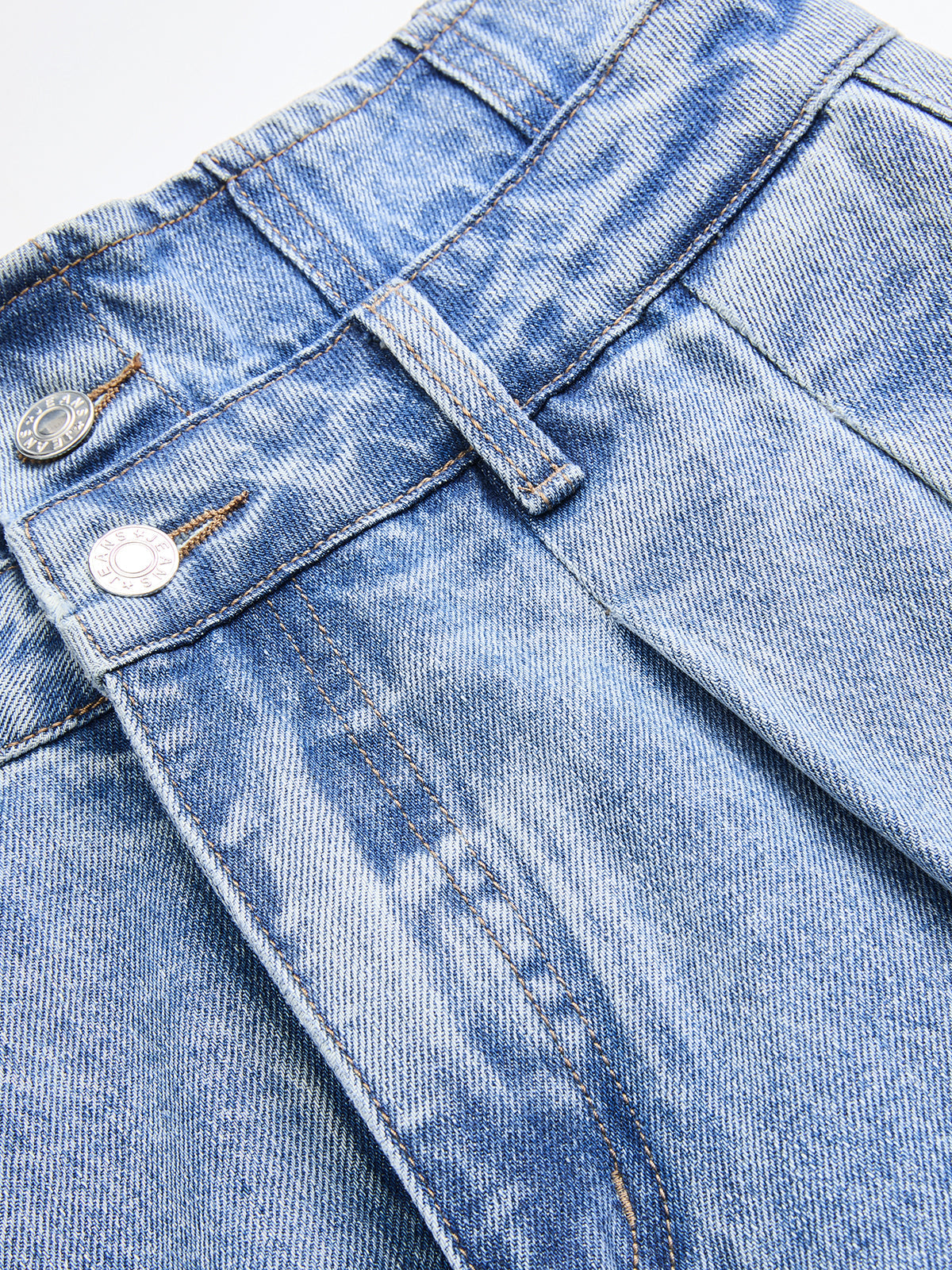 Jeans mit doppelter Bundfalte und weitem Bein