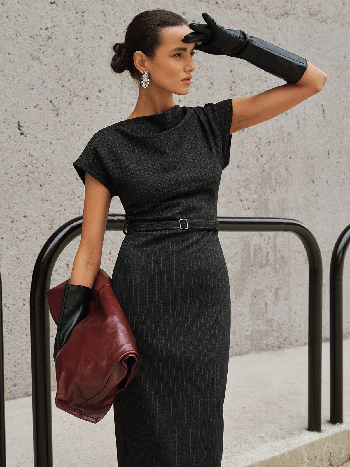 Nadelstreifen-Maxikleid mit Gürtel und Kappenärmeln