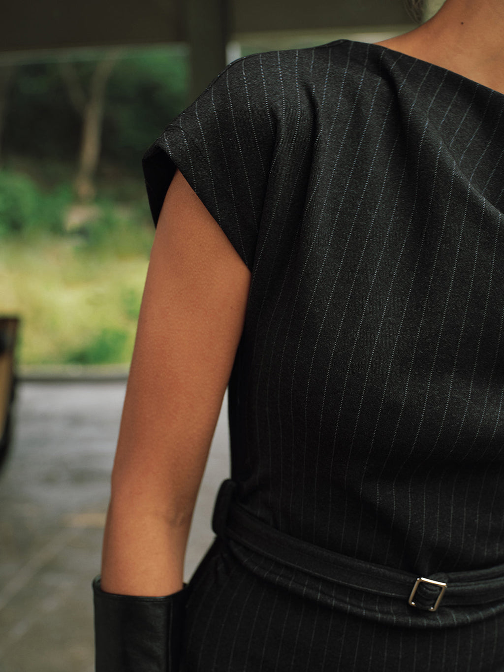 Nadelstreifen-Maxikleid mit Gürtel und Kappenärmeln