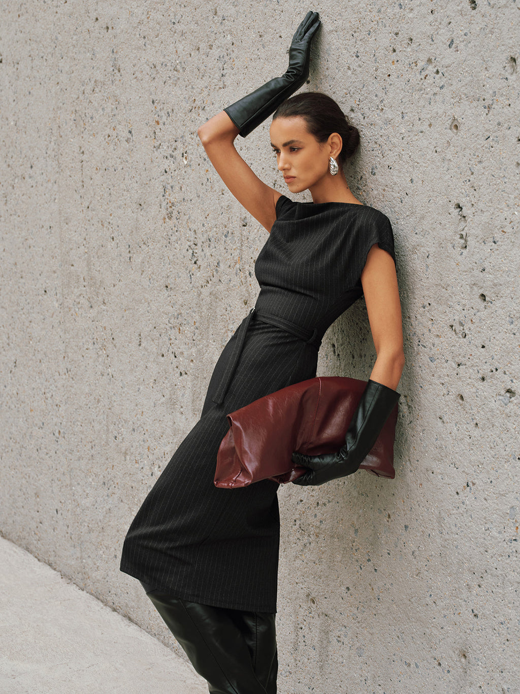 Nadelstreifen-Maxikleid mit Gürtel und Kappenärmeln