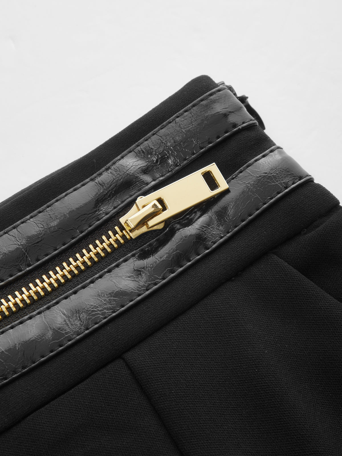 Shorts mit Reißverschluss und Bundfalten