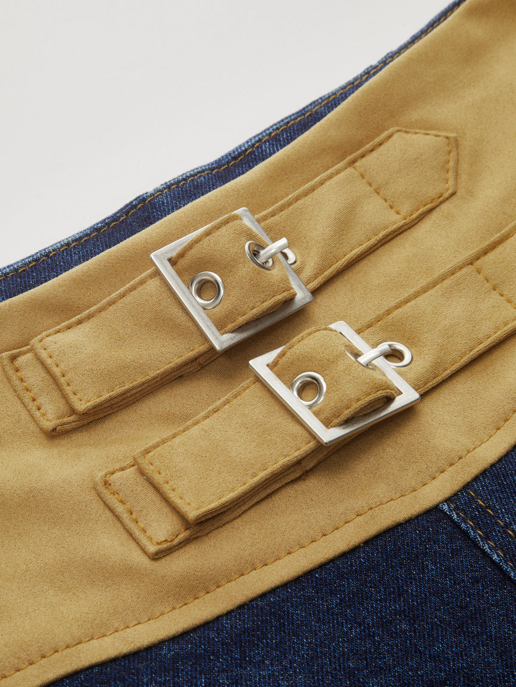 Wildleder-Jeans mit doppelter Schnalle und weitem Bein
