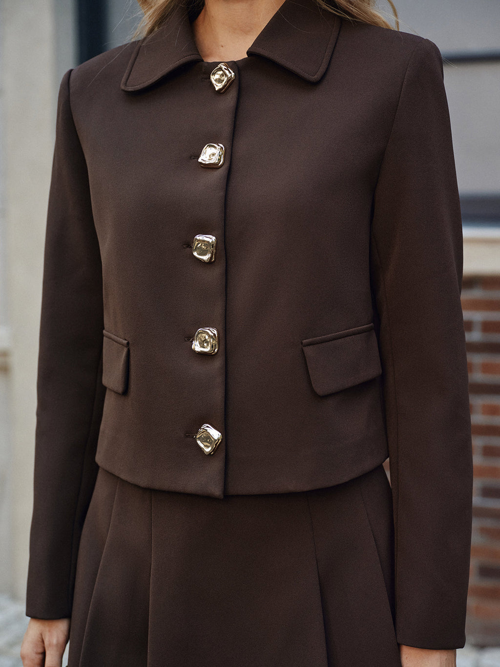 Jacke mit Kragen und Metallknöpfen