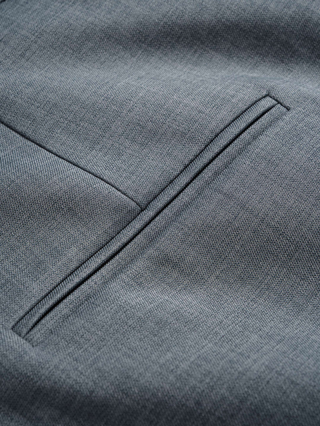 Short plissé ajusté avec ceinture