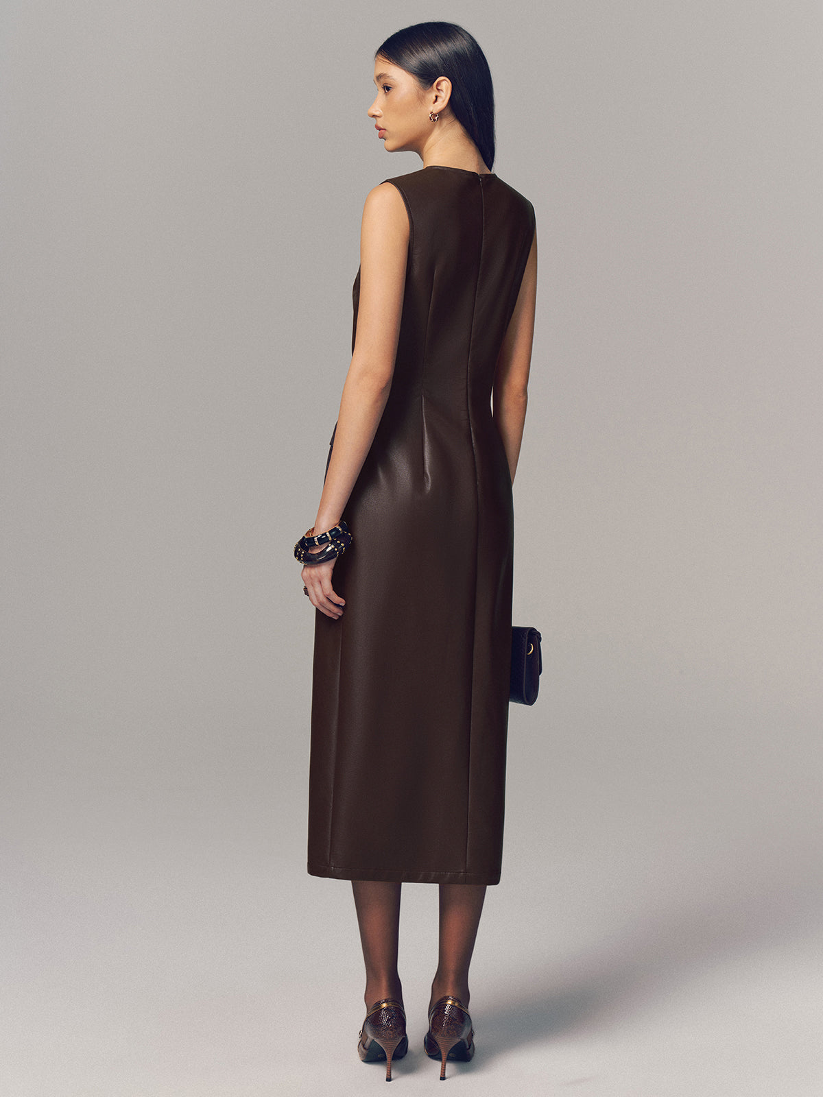 Gürtel-Maxikleid aus Kunstleder mit Metallknöpfen, ärmellos