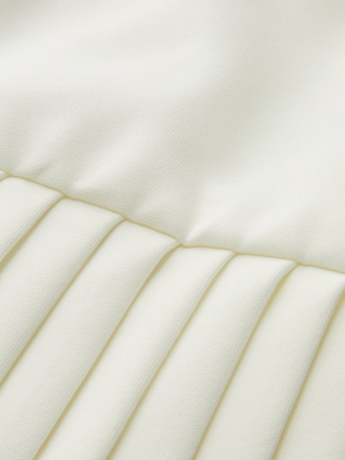 Mini-robe plissée à encolure carrée