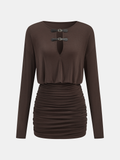 Mini-robe froncée à manches longues et détail boucle