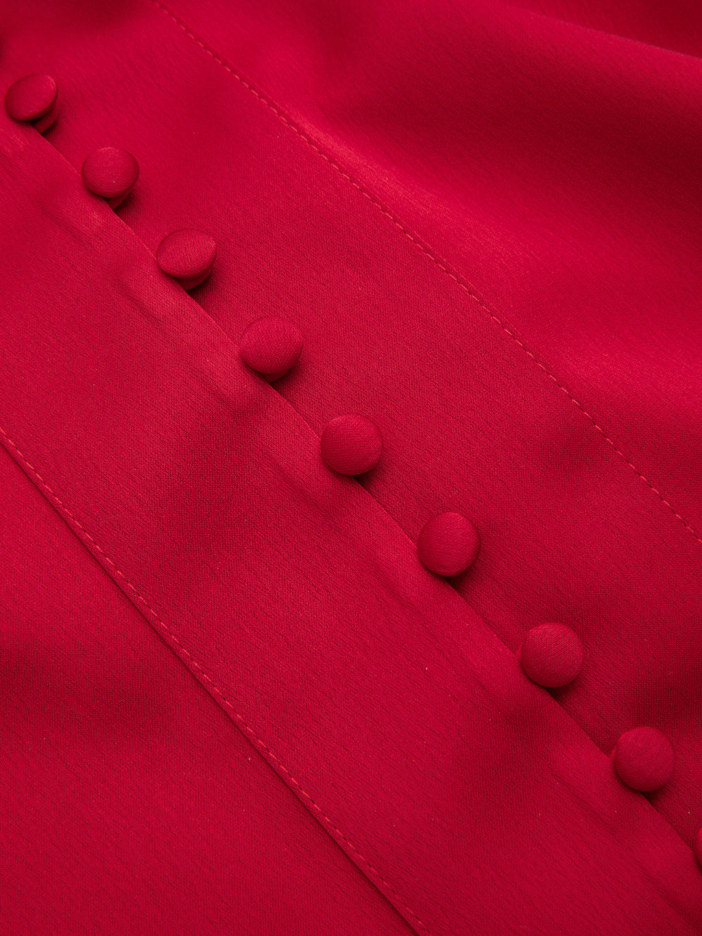 Chemisier en satin à col lavallière, boutonné et à manches longues