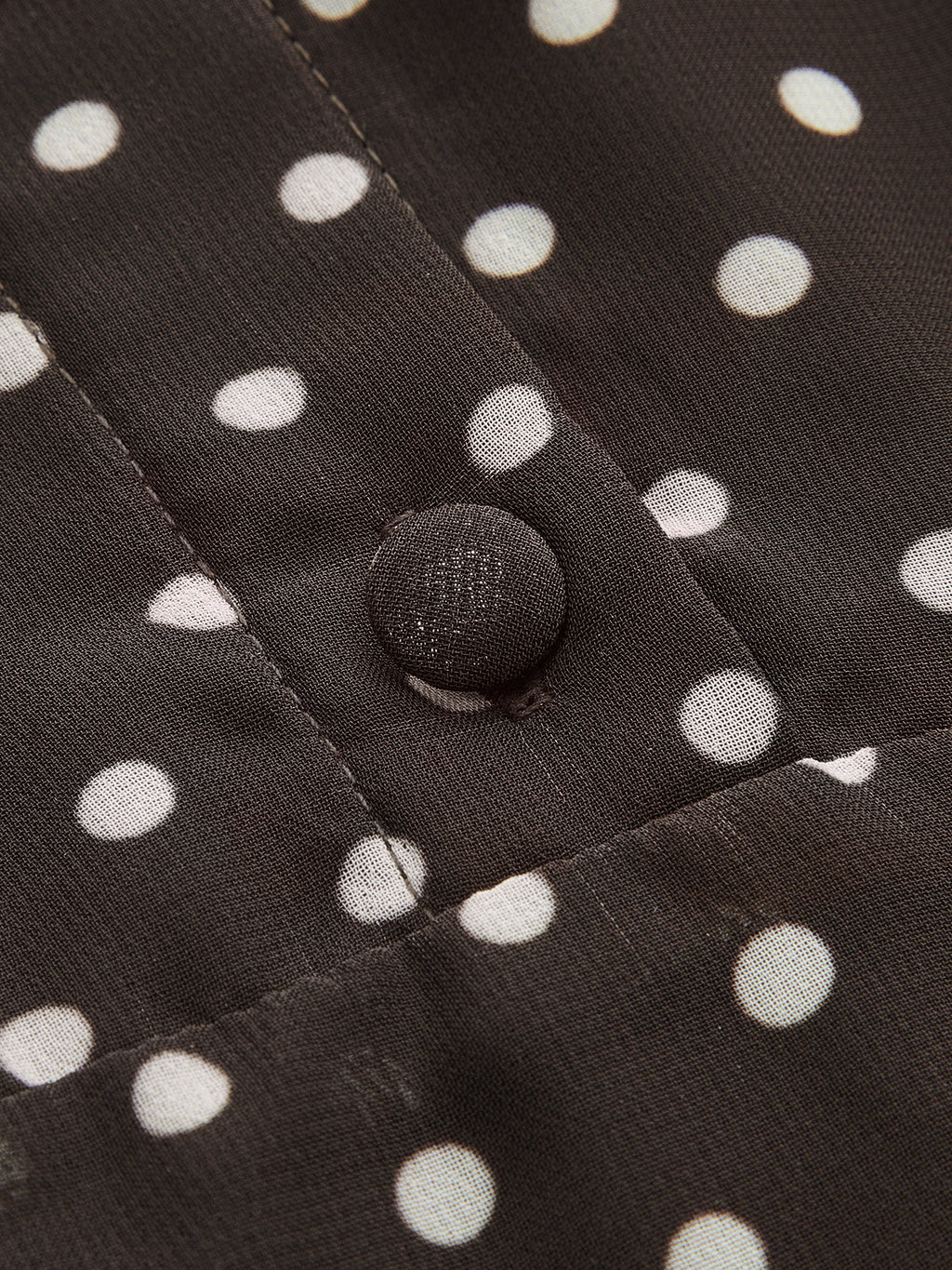 Robe longue en mousseline de soie à pois avec cravate et poignets évasés
