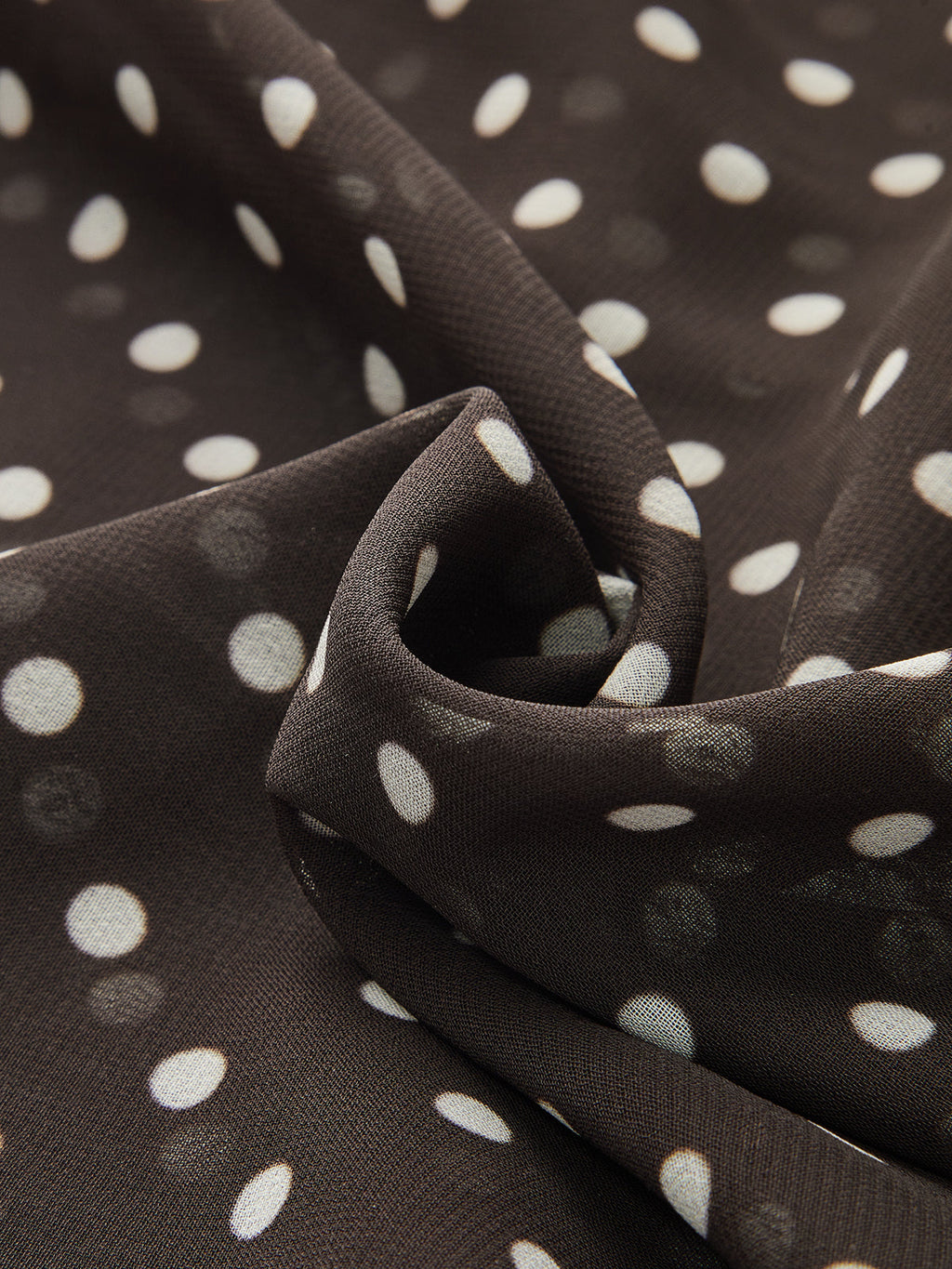 Robe longue en mousseline de soie à pois avec cravate et poignets évasés