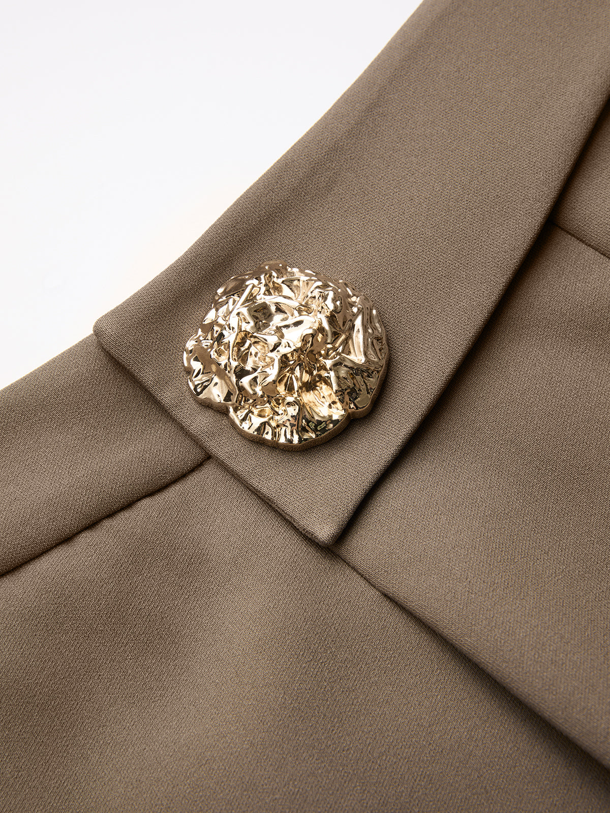 Short plissé taille mi-haute à bouton métallique