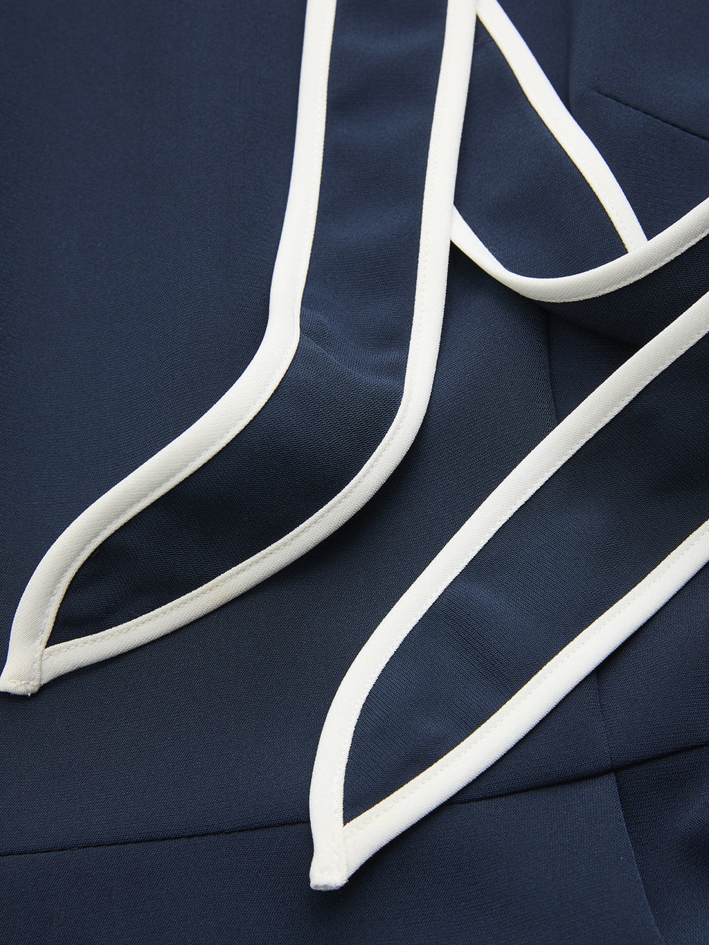 Ärmelloses Maxikleid mit Bindekragen