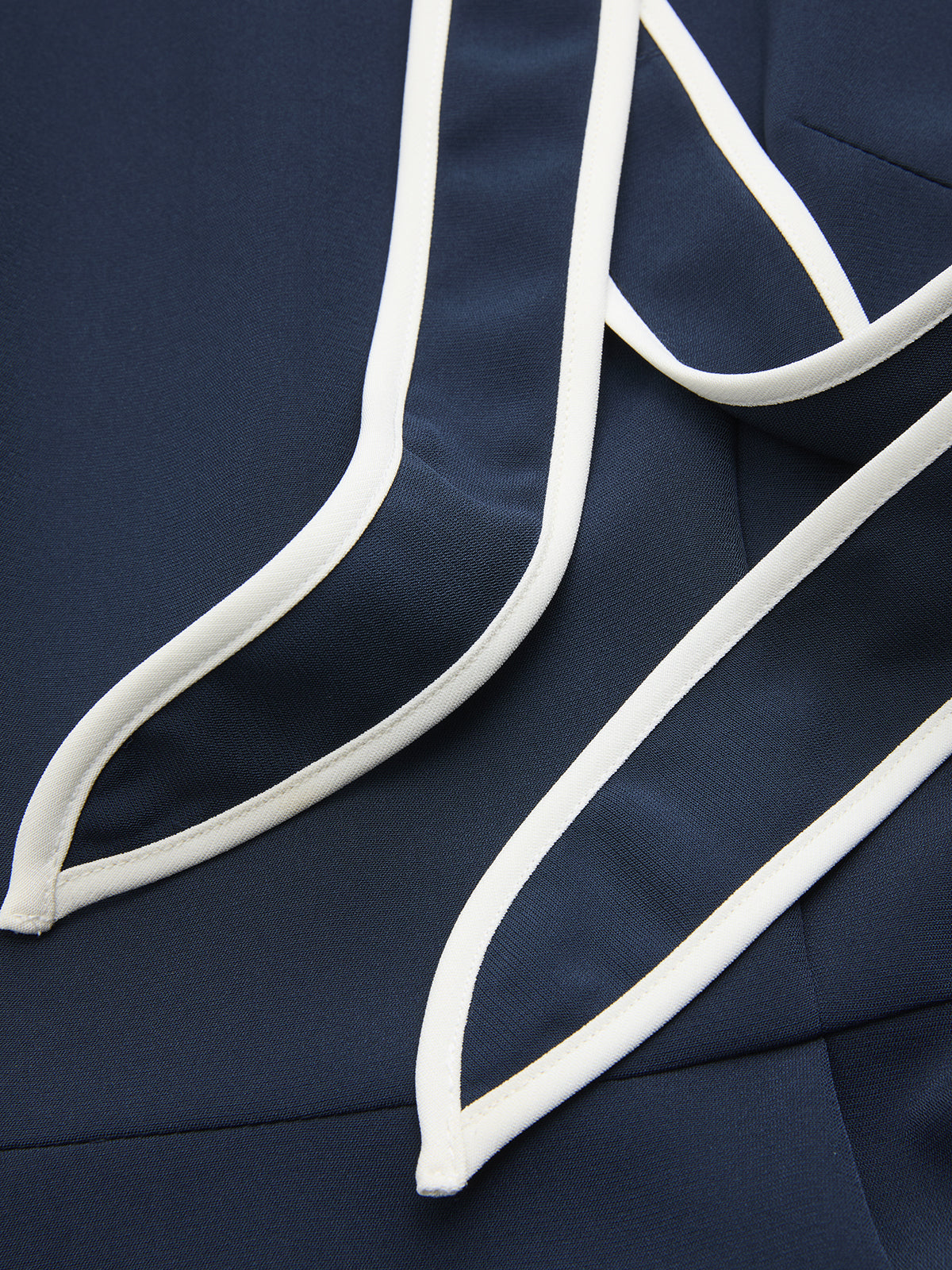 Ärmelloses Maxikleid mit Bindekragen