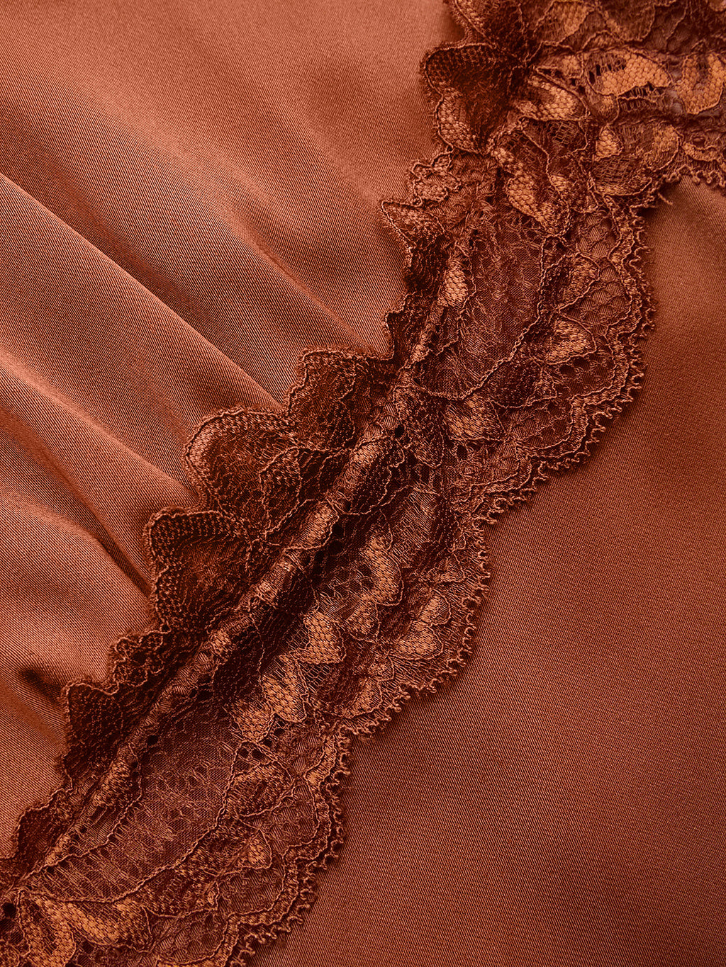 Mini-robe en satin à encolure en V et bordure en dentelle
