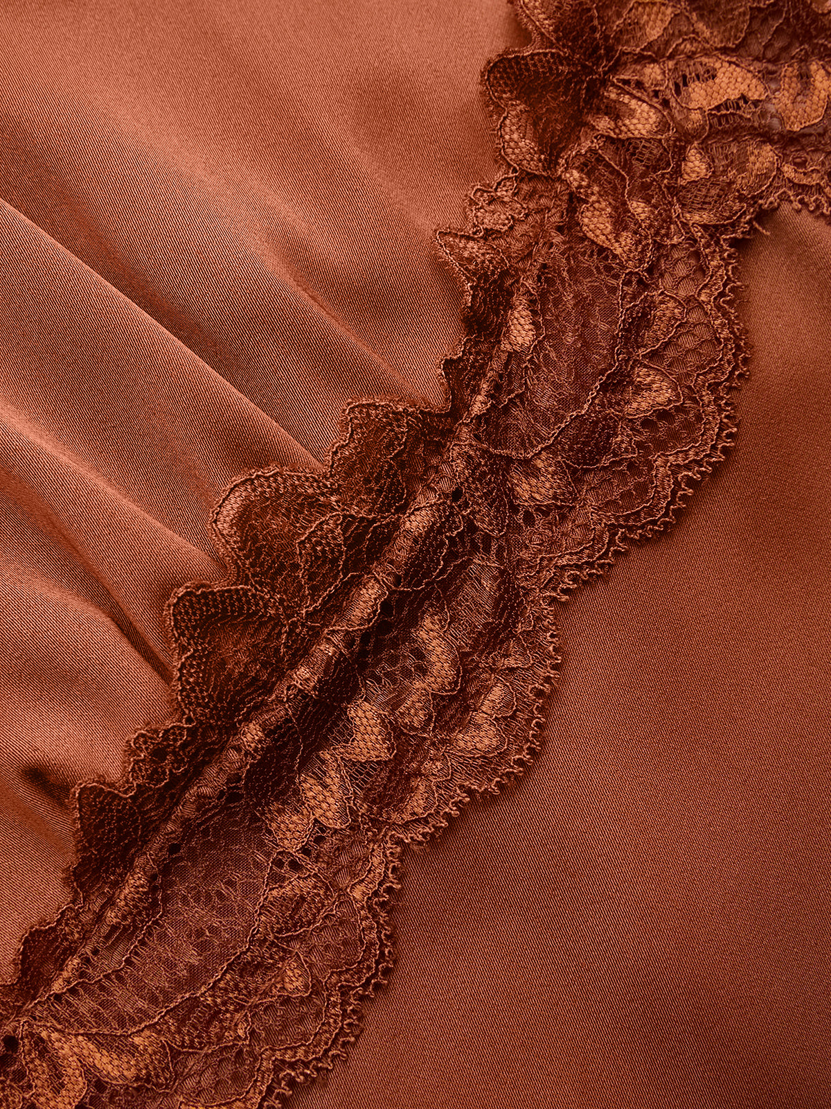 Mini-robe en satin à encolure en V et bordure en dentelle