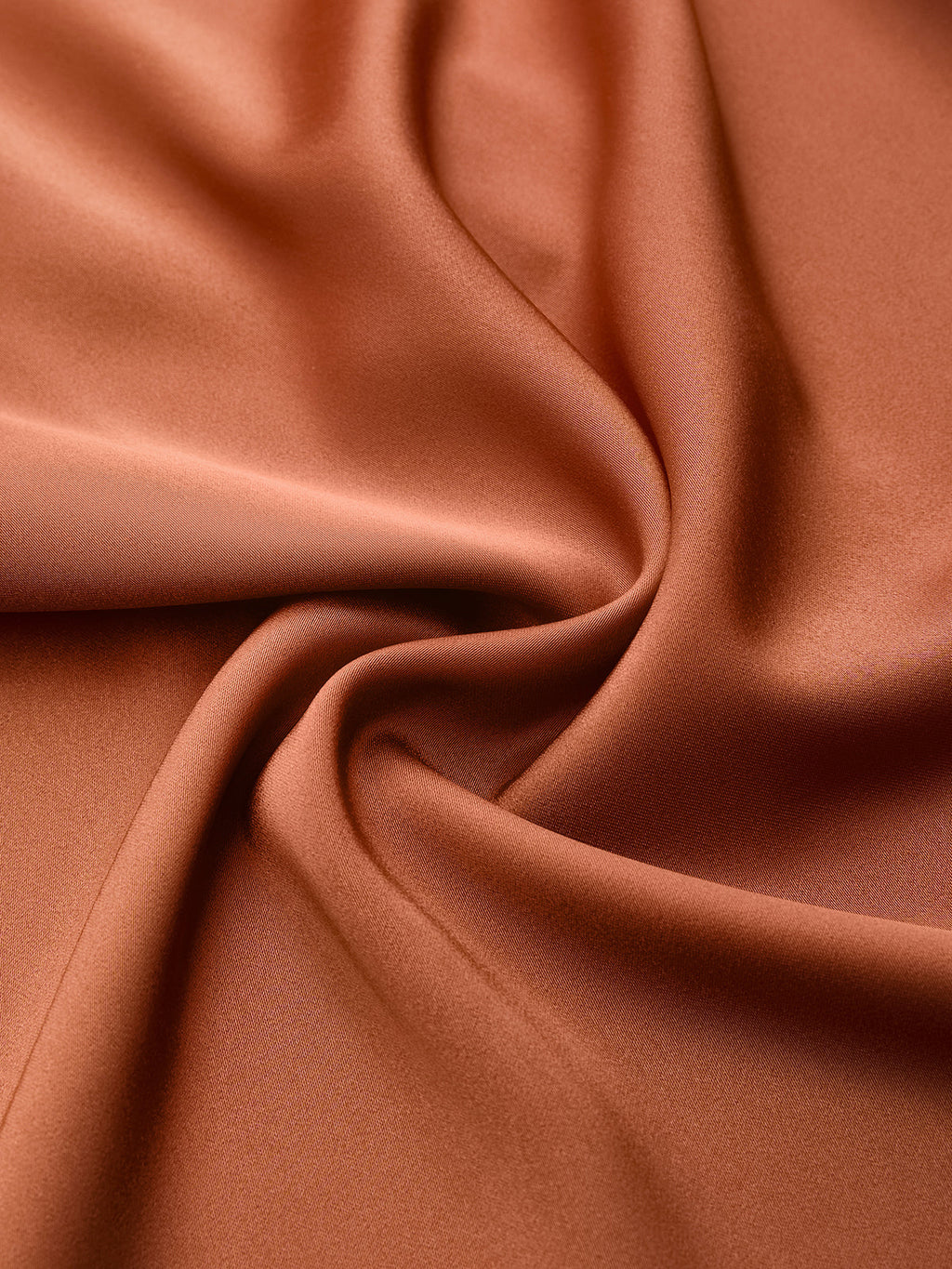 Mini-robe en satin à encolure en V et bordure en dentelle