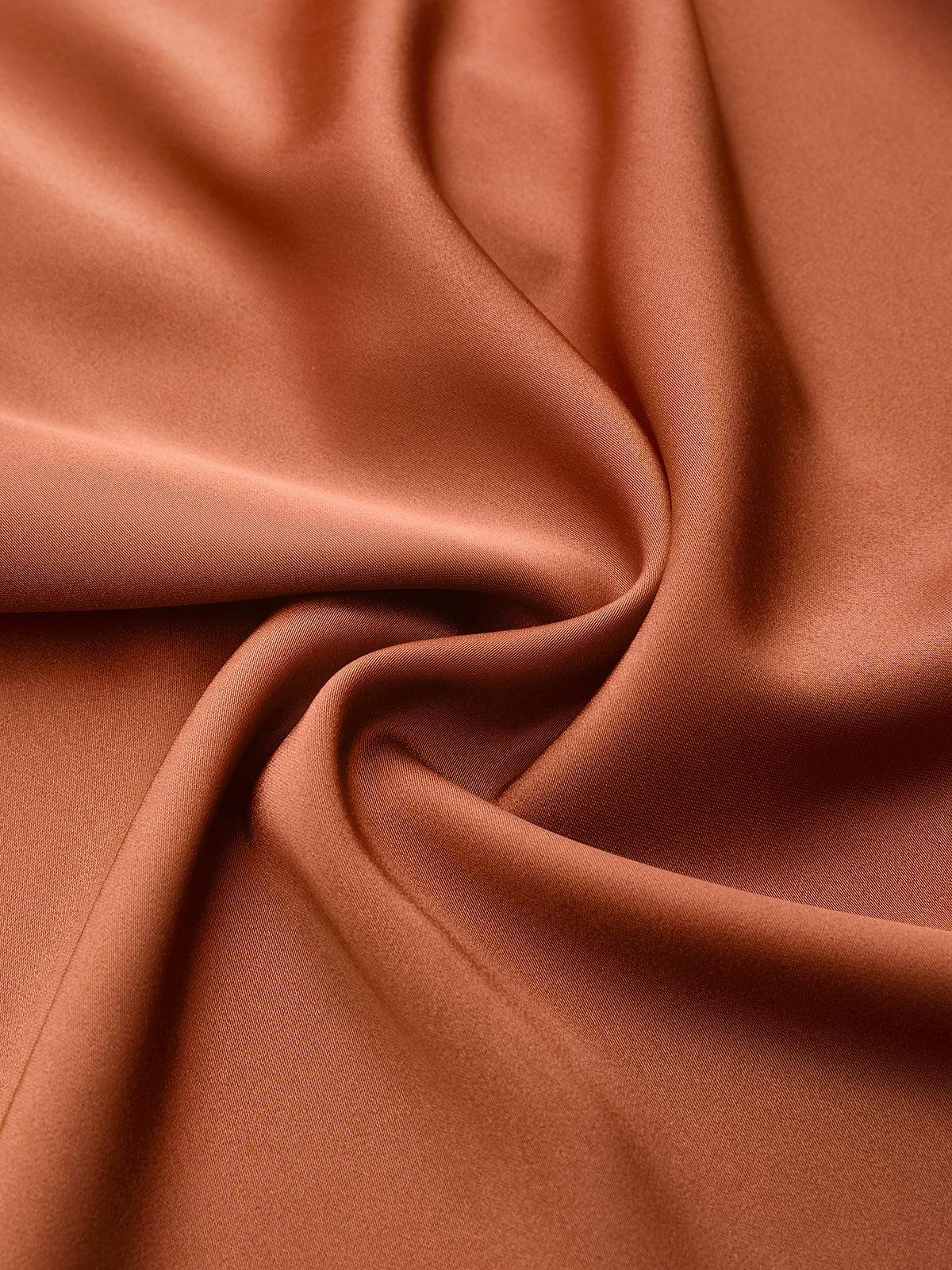 Mini-robe en satin à encolure en V et bordure en dentelle