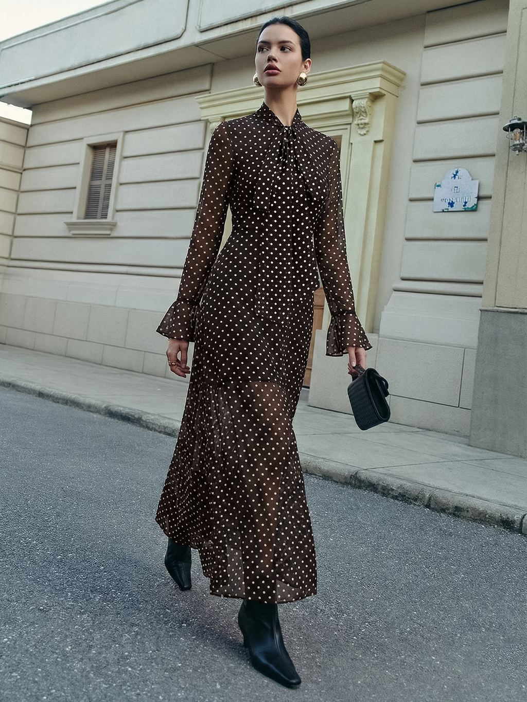 Robe longue en mousseline de soie à pois avec cravate et poignets évasés