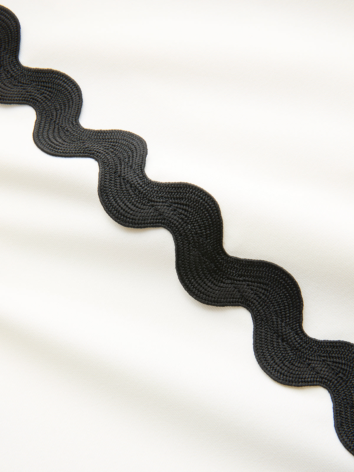 Ärmelloses Midikleid mit Wellenkanten in Kontrastfarbe
