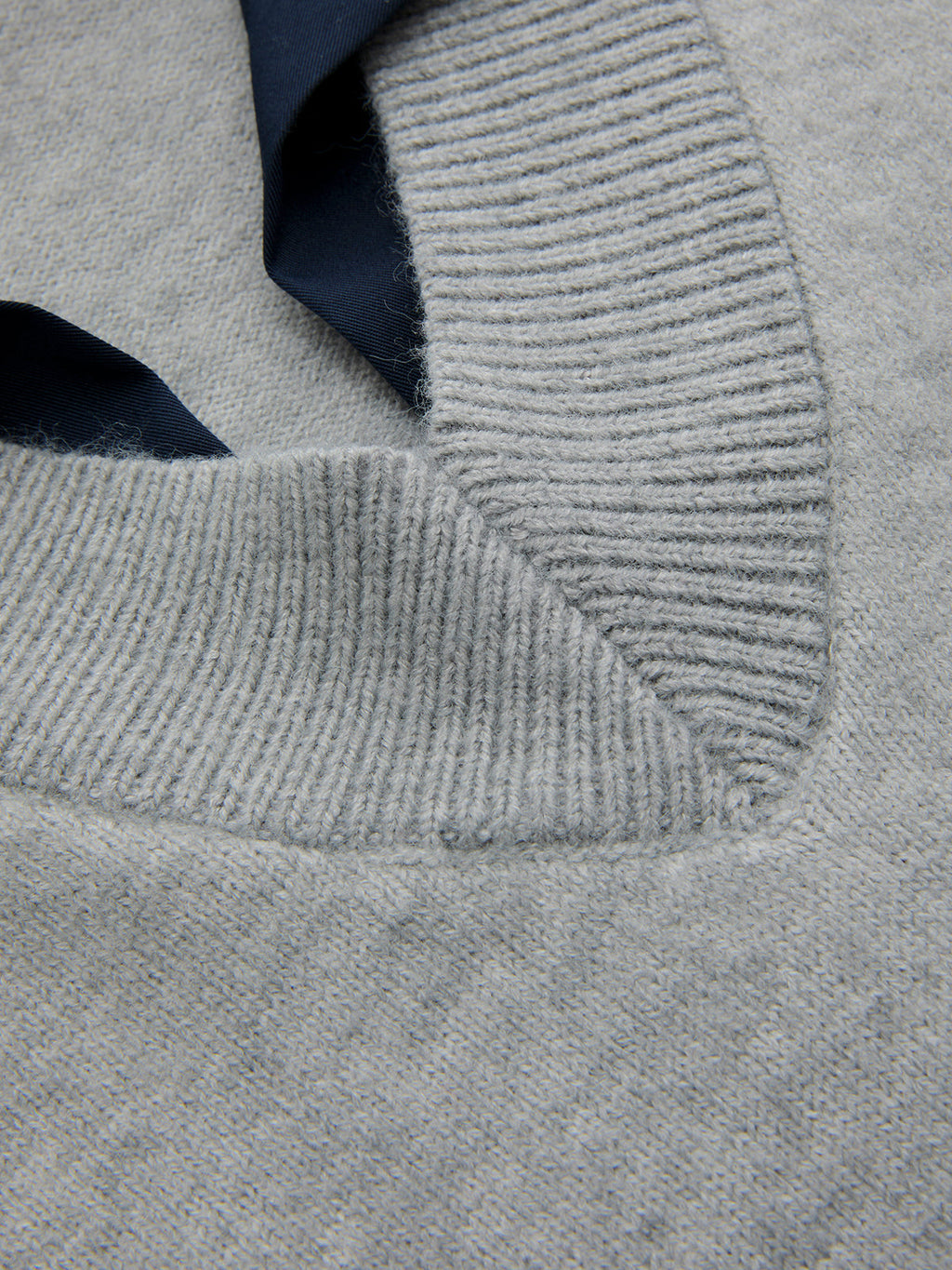 Stricktop mit Kontrastkragen und Ellenbogenärmeln
